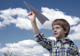 紙飛行機の折り紙
